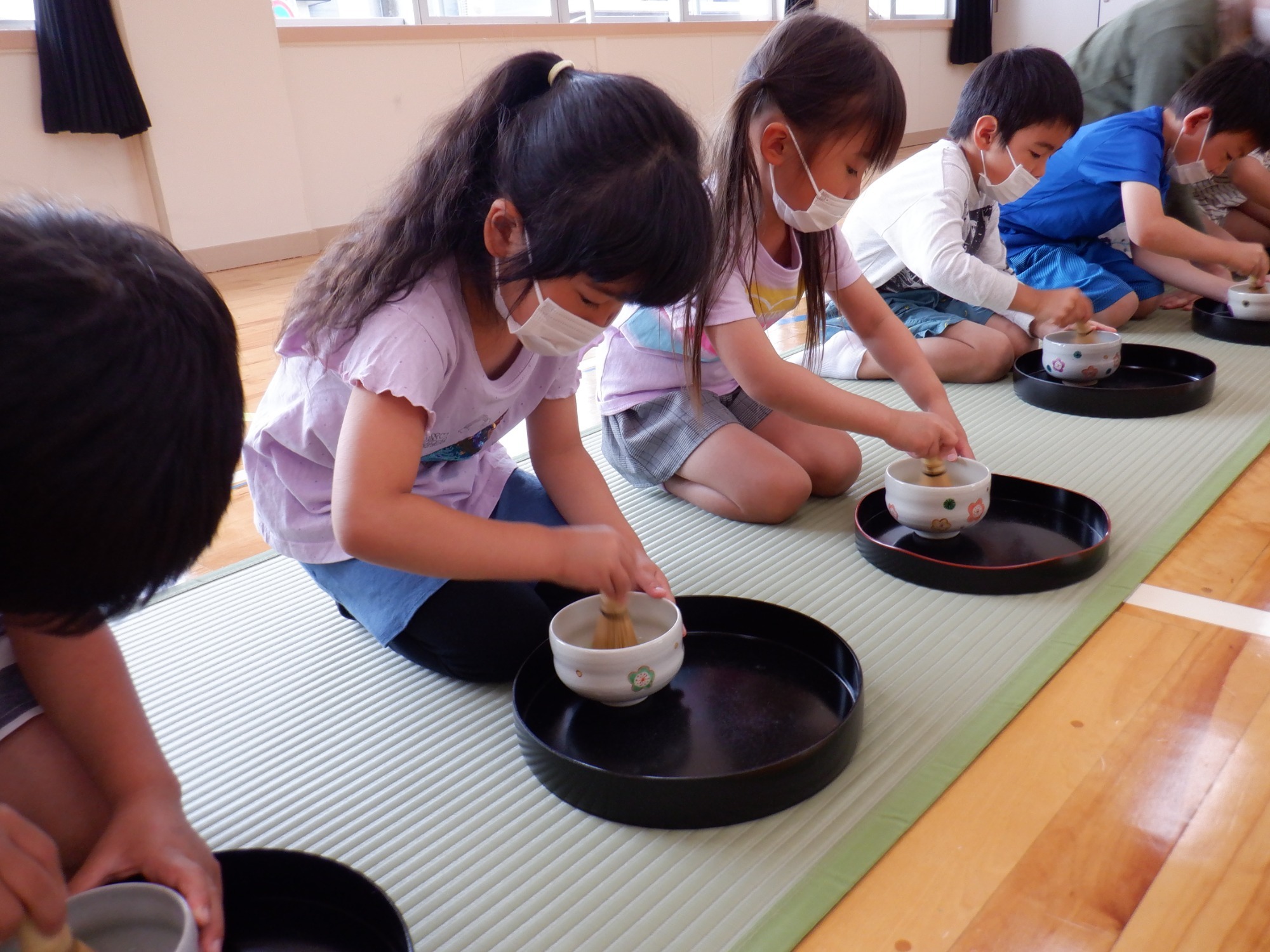 地域（地域の方を先生にお迎えし、園児たちはいろいろな教室で学んでいます）