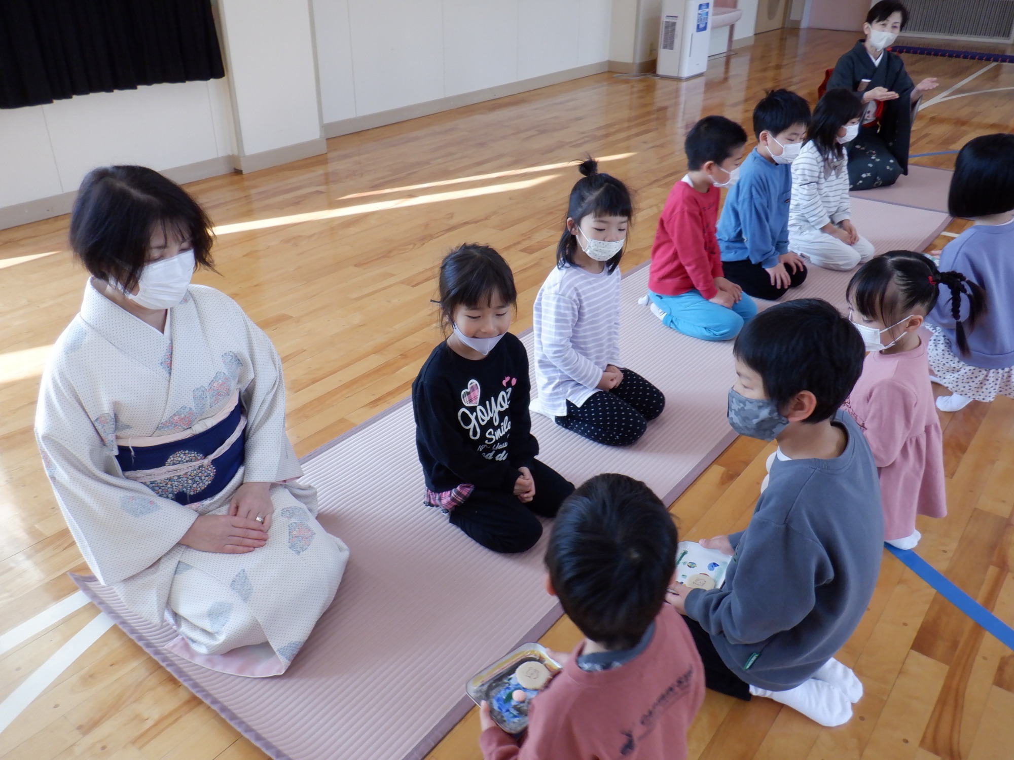 地域（地域の方を先生にお迎えし、園児たちはいろいろな教室で学んでいます）